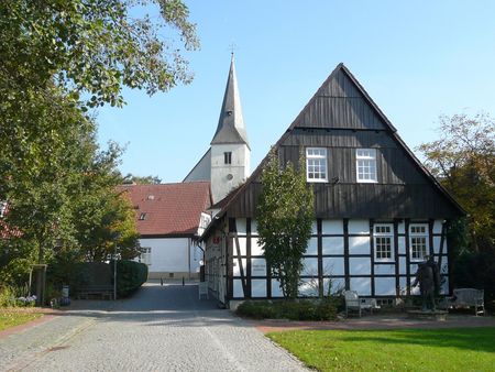 Haus des Gastes und Kirche von Lienen am Teutoburger Wald