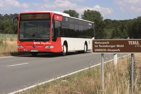 RegioBus der RVM das Schild vom Naturpark Terravita passierend