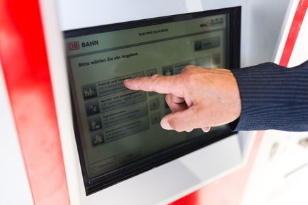 Fahrscheinautomat im Nahverkehrszug