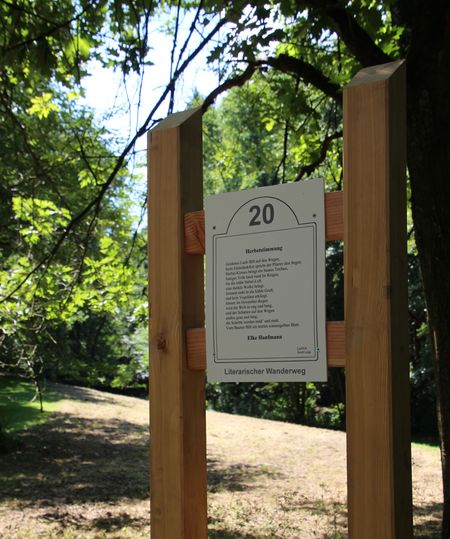 Tafel mit Gedicht am Literarischen Wanderweg in Lage