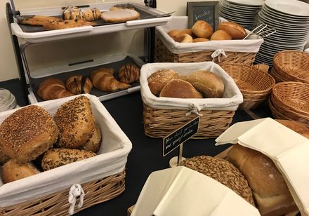 Körbe mit Brötchen am Frühstücksbuffet im Hotel Riesenbeck