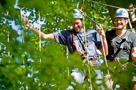 Zwei Männer im Kletterpark