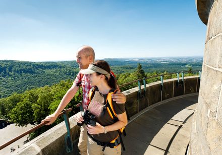 Paar genießt die Aussicht vom Hermannsdenkmal bei Detmold