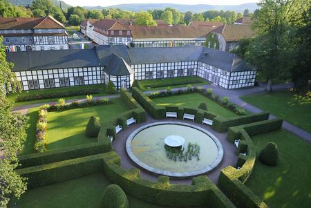 Die Hauptgebäude mit Garten des Gräflicher Park Spa und Resorts Bad Driburg