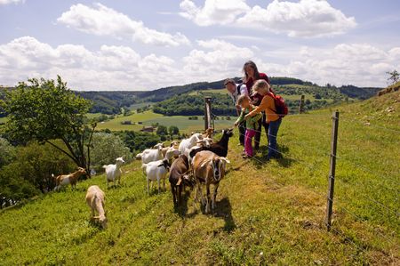 Familie bei Ziegen - Kalkmagerrasen Dalhausen