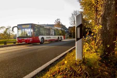 ein Linienbus fährt eine Straße entlang