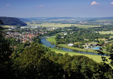 Blick auf das Wesertal zwischen den Buchenwäldern