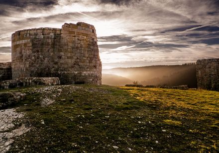 Die Burgruine Falkenburg zwischen Detmold und Horn-Bad Meinberg nahe an den Hermannshöhen.