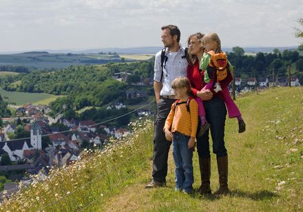 Ausblick einer Familie bei einer Wanderung