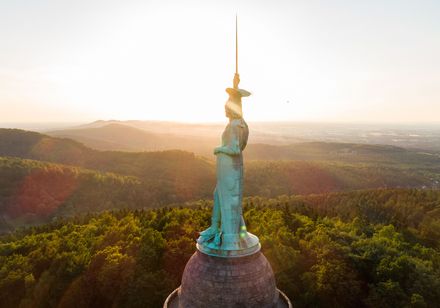 Sonnenuntergang hinter dem Hermannsdenkmal im Teutoburger Wald. Foto: Teutoburger Wald Tourismus, Tourismus NRW e.V. 