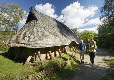 Personen neben Langhaus im Freilichtmuseum Oerlinghausen
