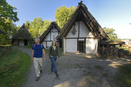 Wanderer im Archäologischen Freilichtmuseum Oerlinghausen 