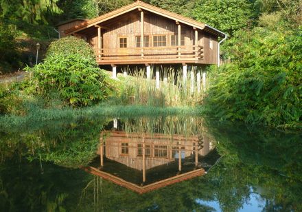 Infogebäude mit See im Vordergrund, Kilianstollen in Marsberg
