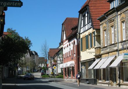 Alte Hauptstraße mit Geschäften in Oerlinghausen