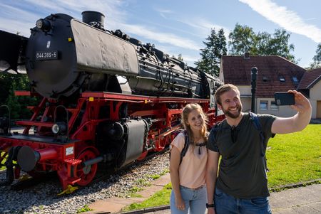 Paar macht ein Foto vor der Museumslok in Altenbeken