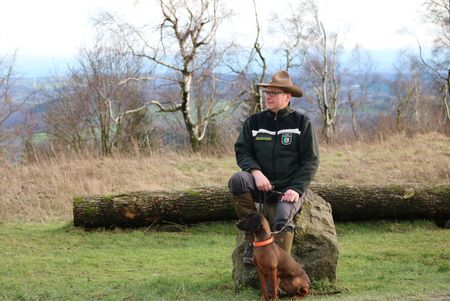 Carsten Wietfeld, Ranger im Naturschutzzentrum Steinbeke mit seinem Hund 