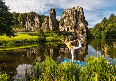 Mythischer Kraftort / imposantes Naturdenkmal: die Externsteine im Teutoburger Wald bei Horn-Bad Meinberg sind eines der attraktivsten Ausflugsziele. Foto: Teutoburger Wald Tourismus, Dominik Ketz