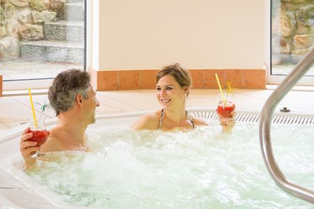 Personen im Whirlpool im Wellnessbereich des Ringhotel Teutoburger Wald
