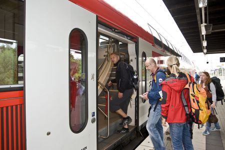 Wanderer nutzen einen Nahverkehrszug in Bielefeld