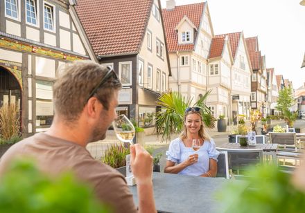Paar unterhält sich bei einem Glas Wein in der Krummen Straße in Detmold